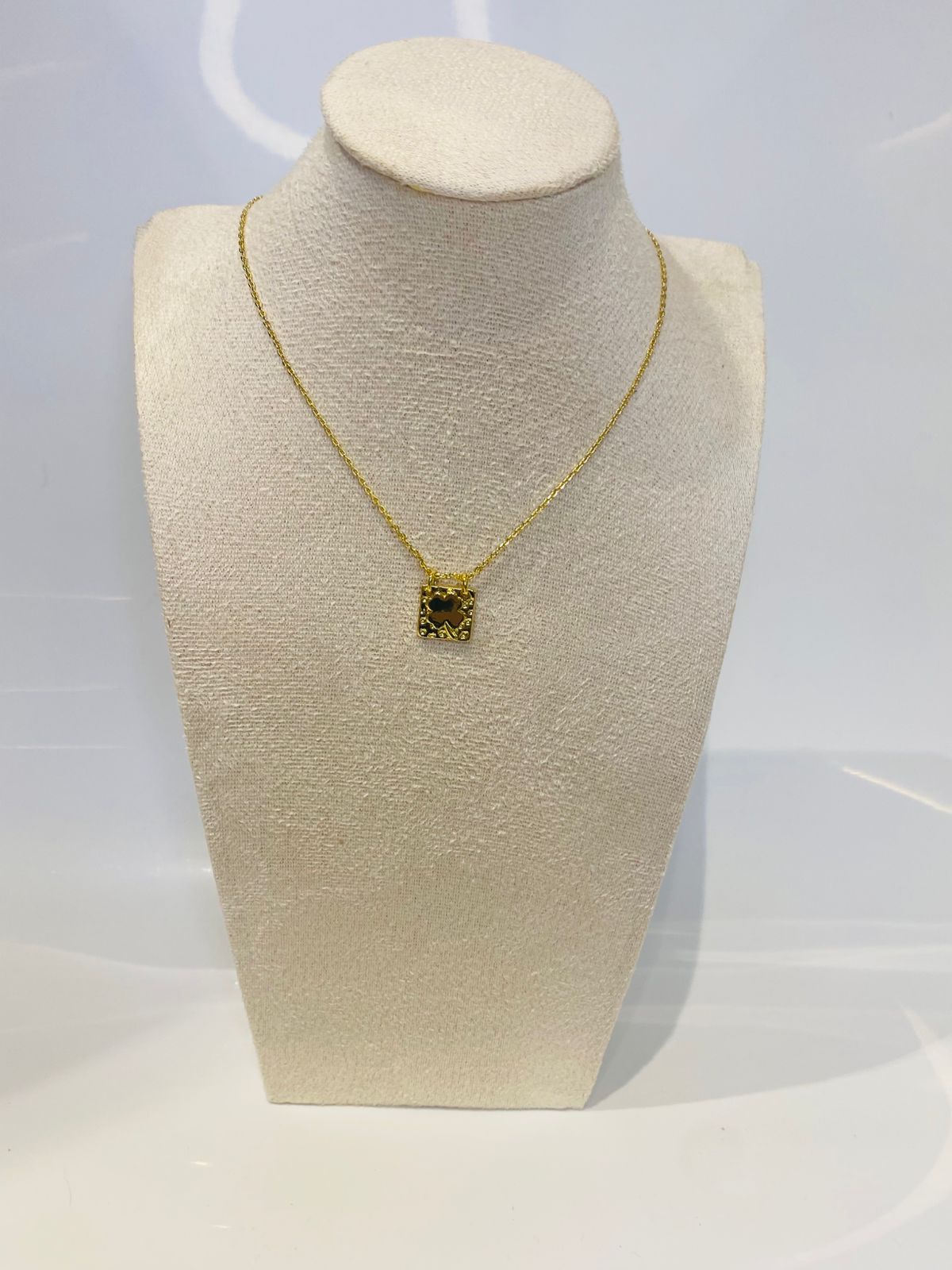 Collar con figuras cuadradas