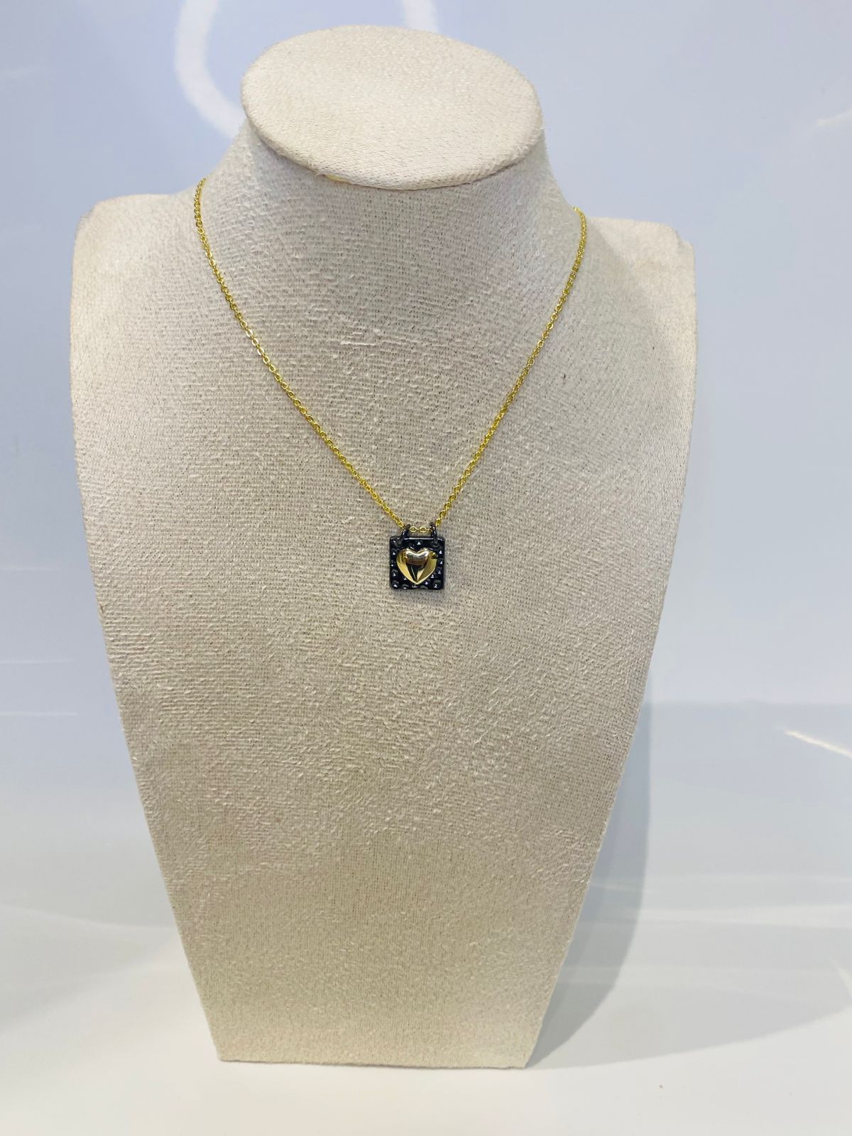 Collar con figuras cuadradas