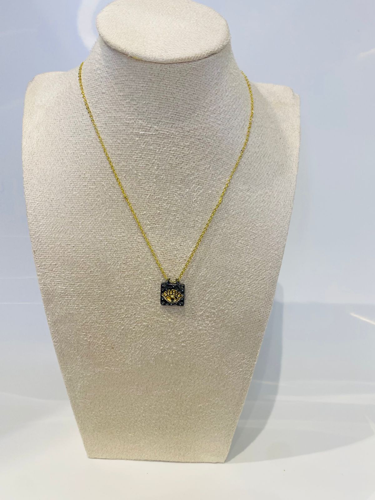 Collar con figuras cuadradas