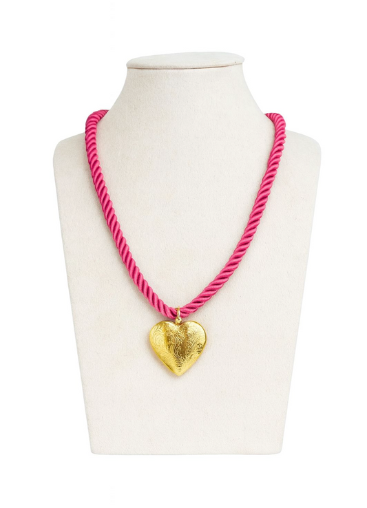 Collar de correa roja con relicario de corazón