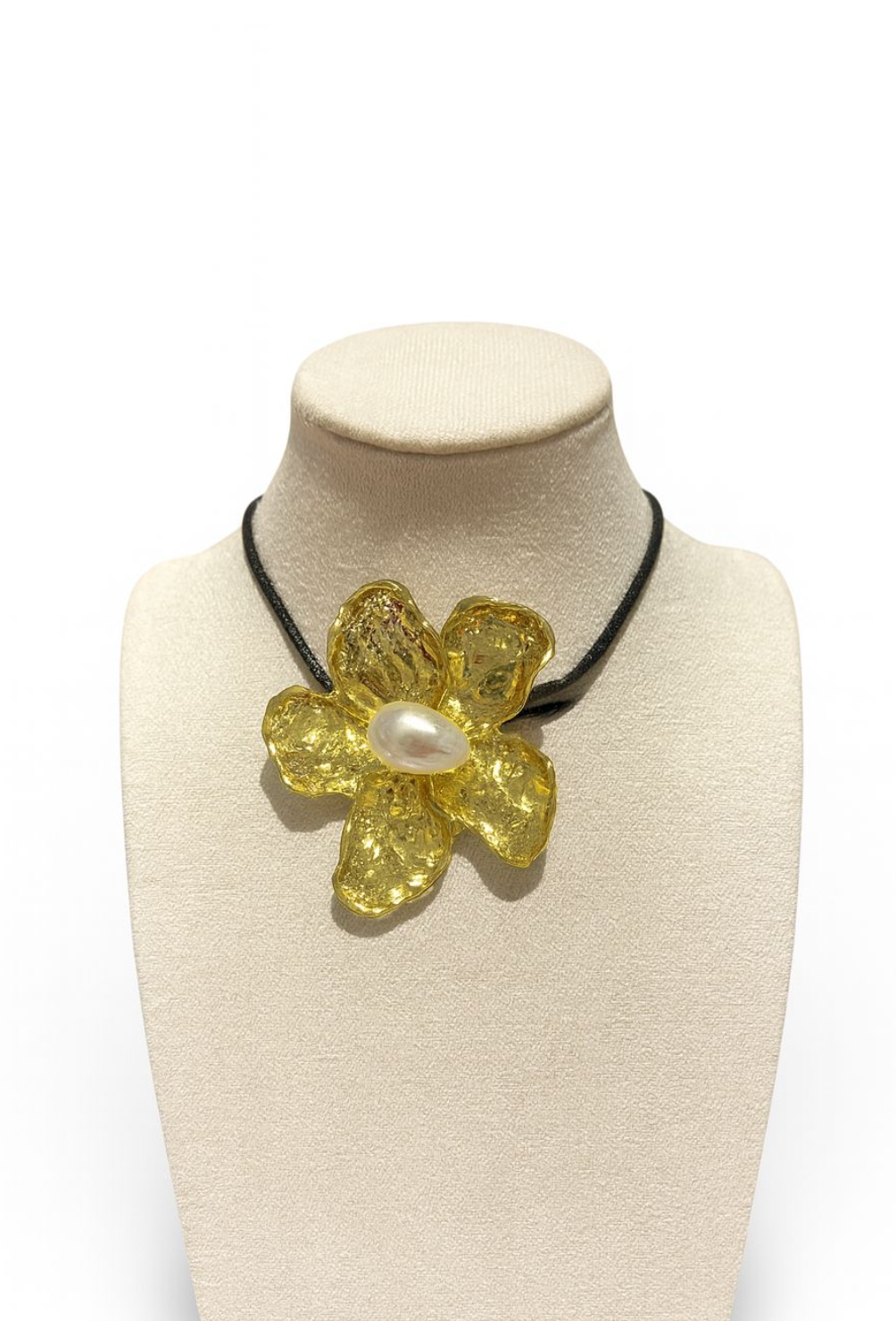 Collar de cuerda con flor y perla