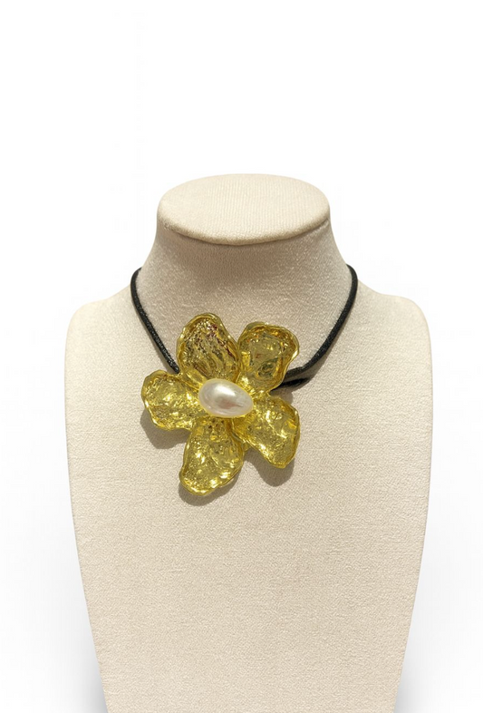 Collar de cuerda con flor y perla
