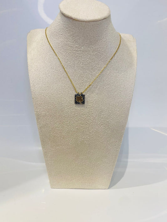 Collar con figuras cuadradas