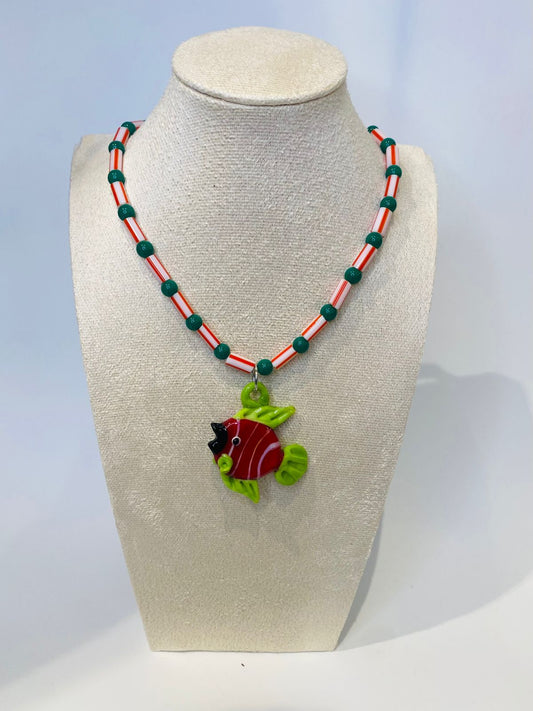 Collar de pez rojo con cuentas de vidrio