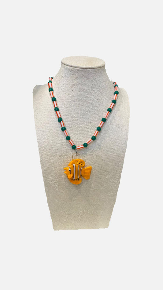 Collar de pez amarillo de cuentas de vidrio