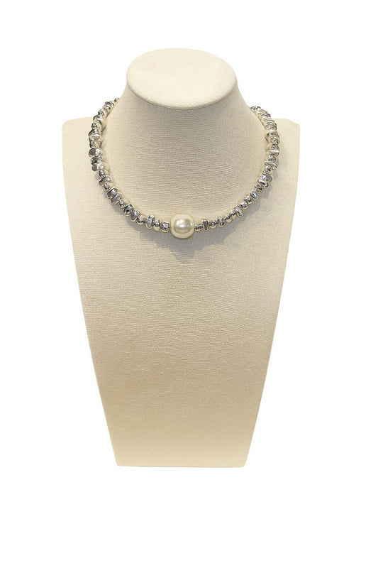 Collar plateado con perla