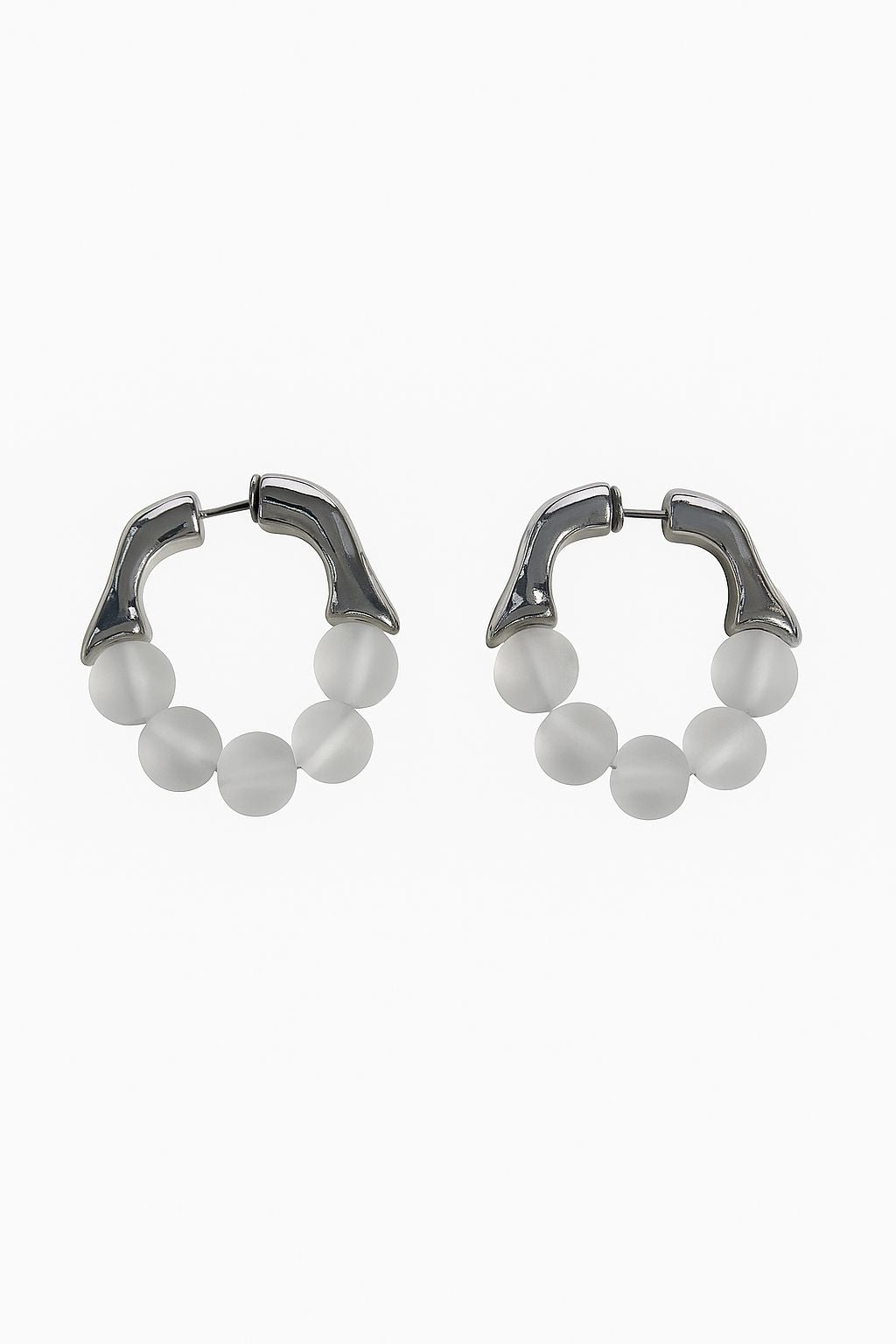 Aretes plateados con cuentas de acrílico
