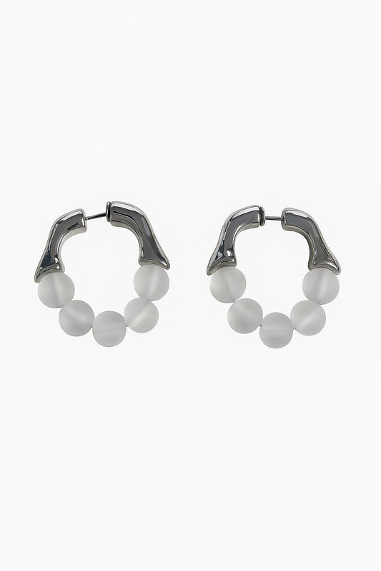 Aretes plateados con cuentas de acrílico
