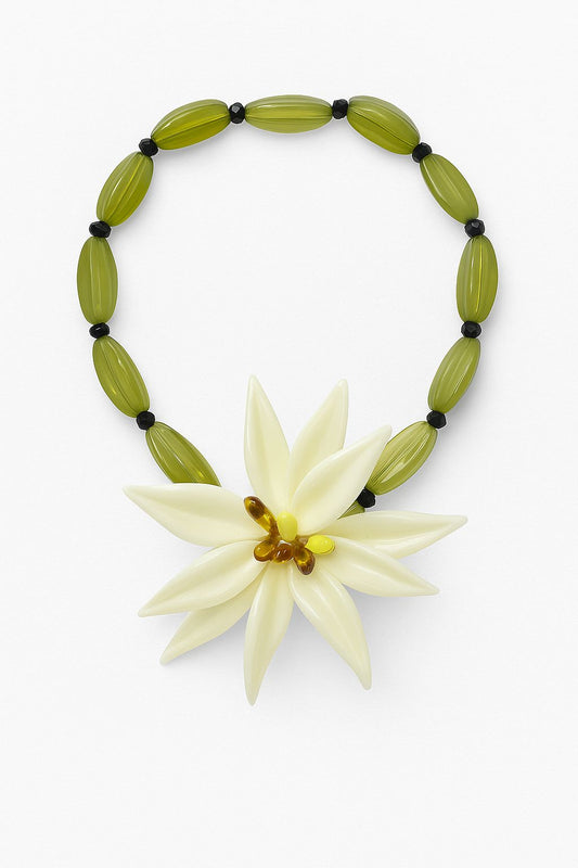 Collar verde con Flor blanca
