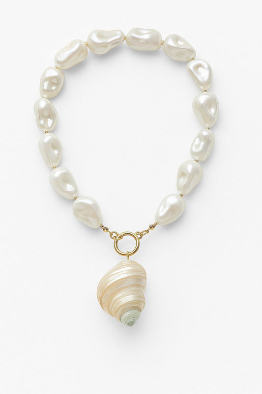 Collar de perlas con concha