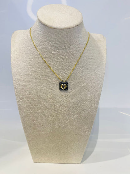 Collar con figuras cuadradas