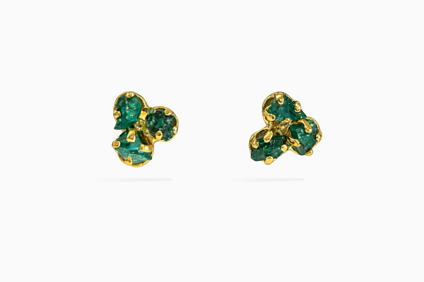 Aretes  topo 3 uñas esmeralda