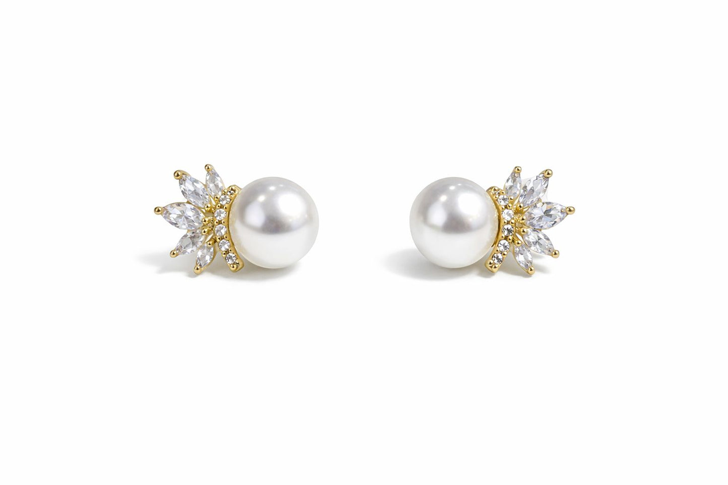 Arete de perla con corona