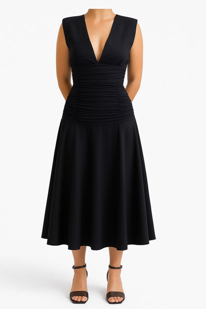 Vestido negro cuello en V drapeado