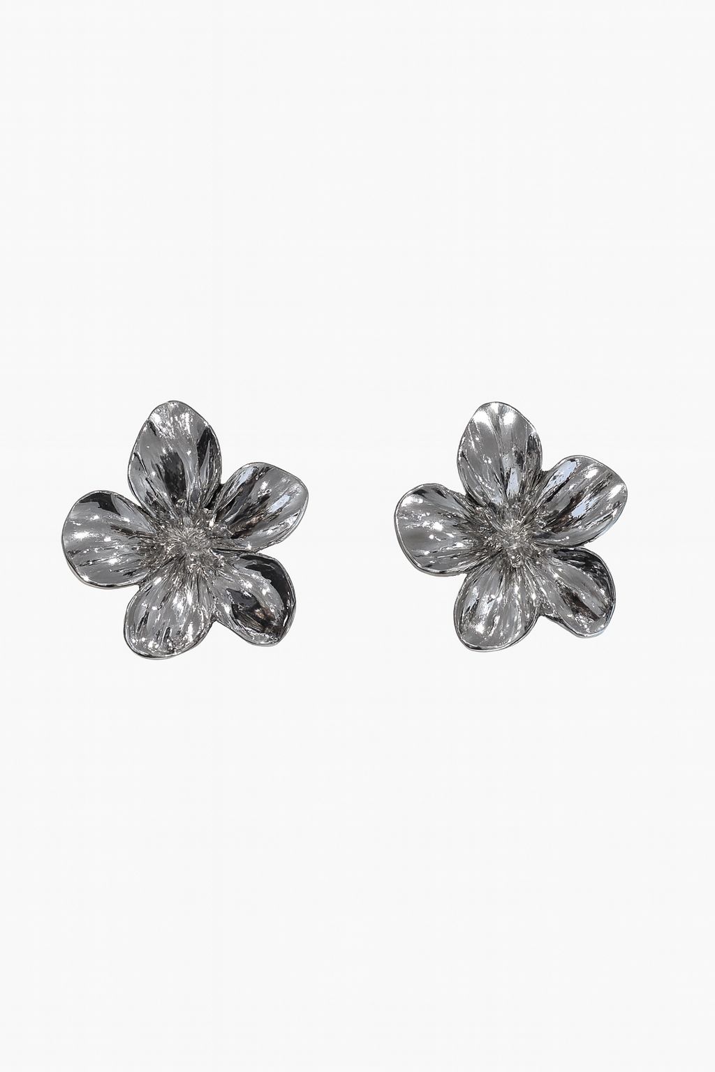 Aretes de flor plateado