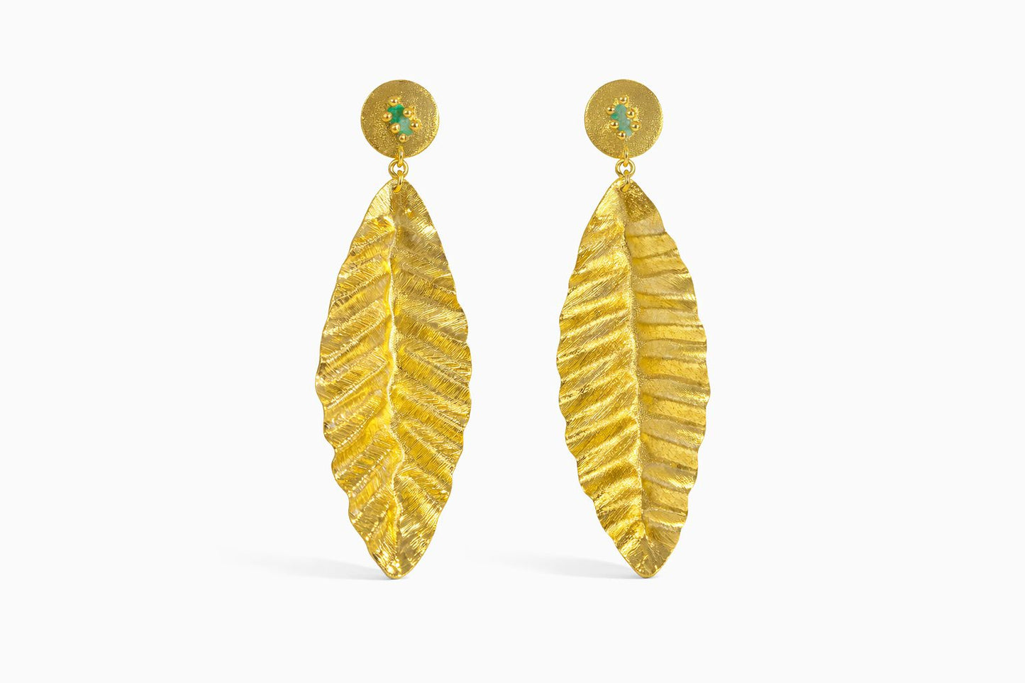 Aretes Hoja larga martillada esmeralda