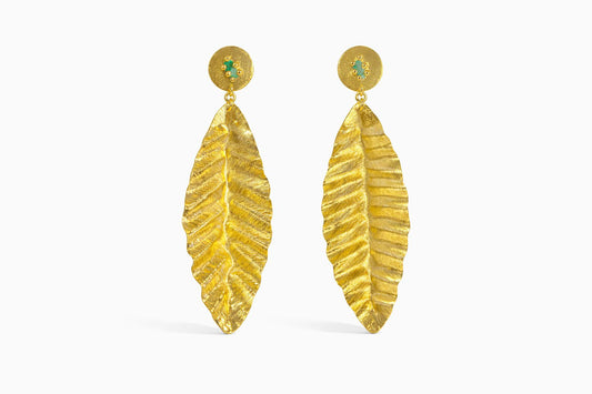 Aretes Hoja larga martillada esmeralda